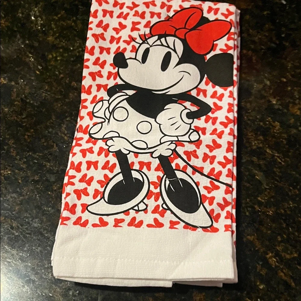 2 adorable Disney’s Minnie Mouse hand Towels - Picture 2 of 4